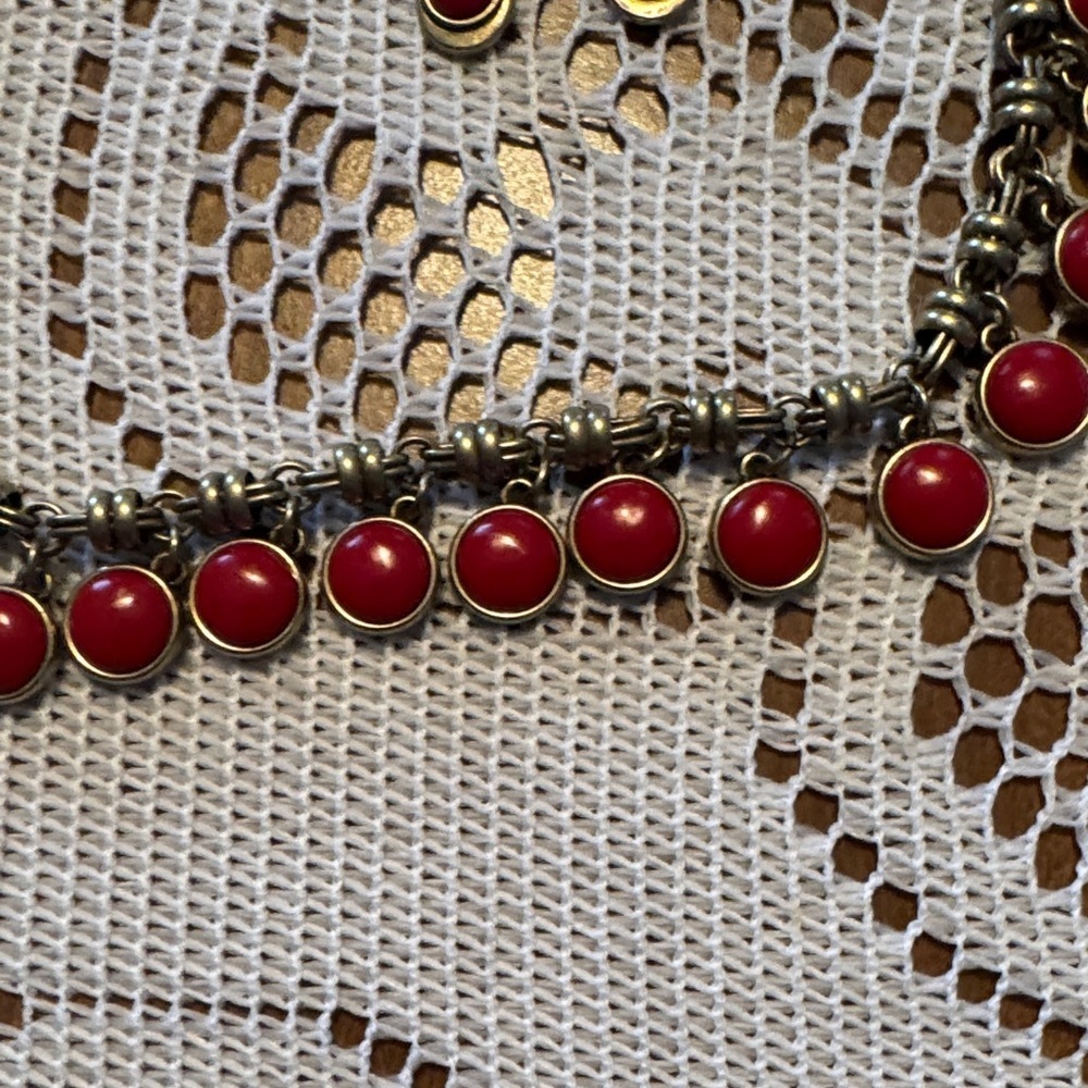 Chic Red and Gold Necklace Set - Picture 5 of 5